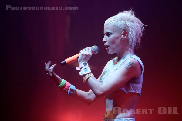 DIE ANTWOORD - 2012-07-06 - PARIS - Le Bataclan - Anri du Toit [Yolandi Visser]